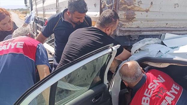 Otomobil, TIR'a arkadan çarptığı kazada 2 kişi yaralandı