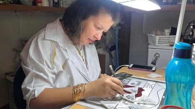 Sosyal medyada gördüğü sanat işi oldu: Hastalığı sebebiyle işini bırakmıştı şimdi taşları sanat eserine dönüştürüyor