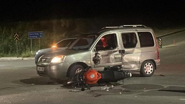 Motosiklet ile otomobilin çarpıştığı kazada 3 kişi yaralandı