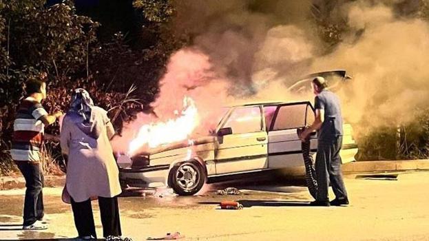 Seyir halindeyken alev alan araç kullanılamaz hale geldi