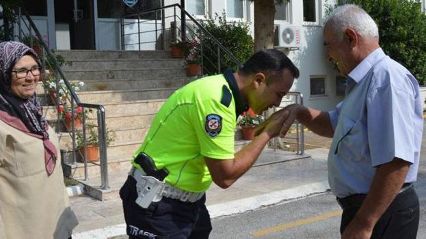 Türkiye'nin yüzünü güldüren trafik polisi konuştu: O sıcakta gönlüm el vermedi