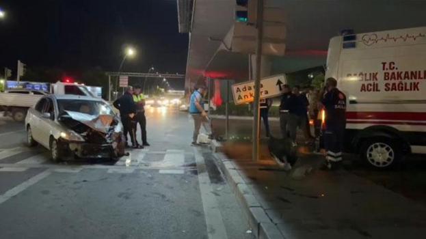 Hasta taşıyan ambulans ile otomobilin çarpıştığı kazada 6 kişi yaralandı