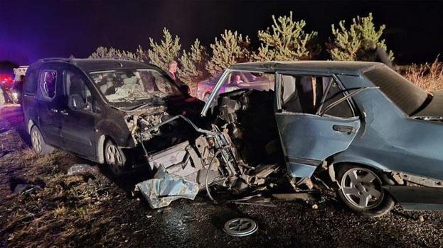 Hafif ticari ile otomobil araç çarpıştı 1 kişi hayatını kaybetti