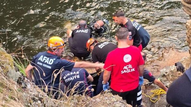 Serinlemek için şelaleye giren 17 ve 18 yaşındaki iki kardeş boğularak hayatını kaybetti