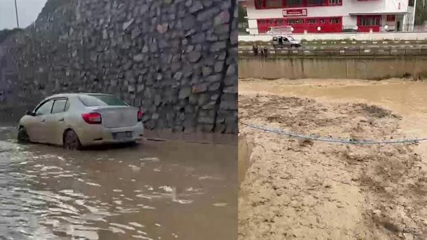 Erzurum-Artvin Karayolunda sel! Dereler taştı, bir araç mahsur kaldı
