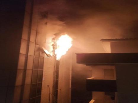 7 katlı plaza alevler içinde kaldı: Beykoz'da itfaiyenin zorlu mesaisi!