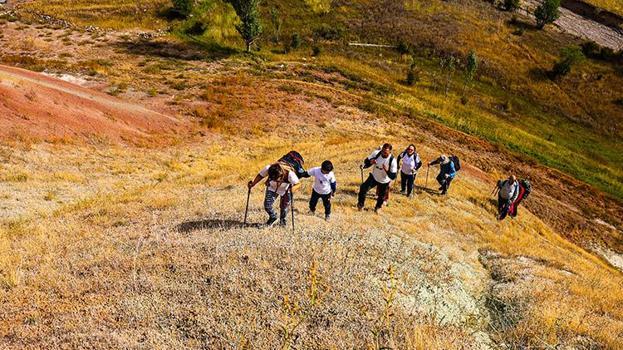 Erzurum'da demir ve bakır madenleriyle oluştu! Gökkuşağı Tepeleri dağcıların akınına uğradı!