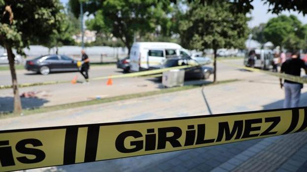 Adliyede boşanma davasından çıkan aileler birbirine girdi