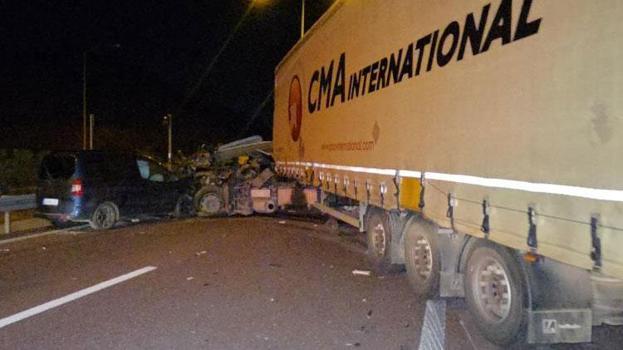 Tır ile otomobil çarpıştı 1 kişi hayatını kaybetti