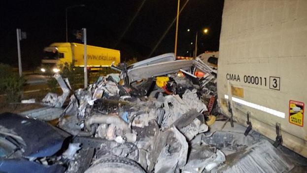 2 TIR ve hafif ticari aracın karıştığı zincirleme kazada 1 kişi öldü