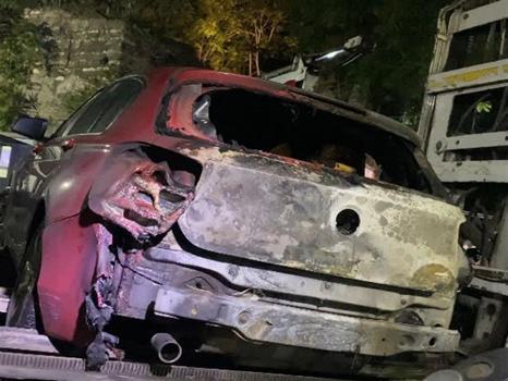 Fatih'te seyir halinde yakalandı: Alevler geceyi aydınlattı