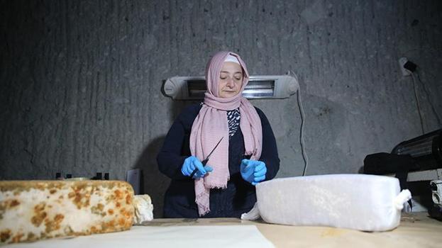 Niğde'de atadan kalma yöntemlerle tüf mağaralarda üretiliyor! Yerin 14 metre altında saklanıyor: 'Antik çağda kralların sofrasında bulunurdu'