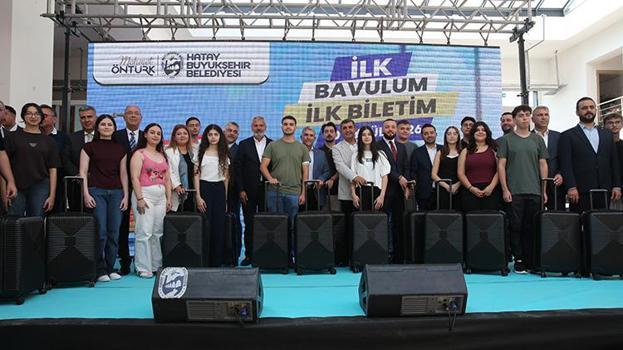 Hatay'da üniversiteyi kazanan gençlere anlamlı destek: Öğrencilerin bilet parası belediyeden!