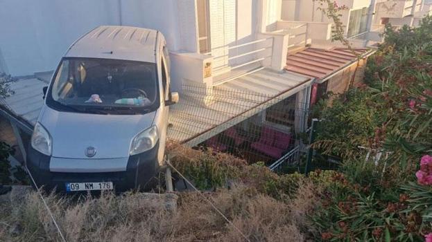 Kontrolden çıkan otomobil yazlık evin verandasına düştü