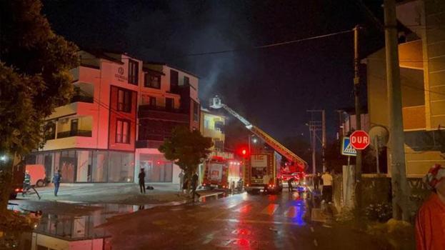 Çardakta başlayan yangın 3 katlı binaya sirayet etti