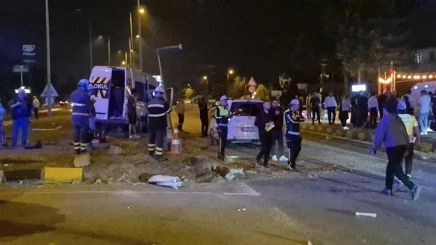 Düğün dönüşü meydana gelen feci kazada 21 kişi yaralandı