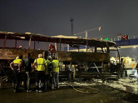 Bariyerlere çarpan otobüs alev alev yandı! 2 kişi can verdi, 8 yaralı var