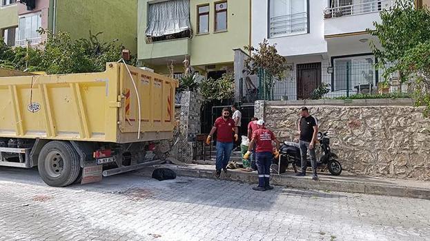 Amasya'da komşuların kötü koku ihbarı üzerine 3 katlı evden tonlarca çöp çıktı!