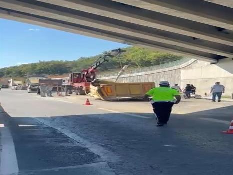 Çekmeköy'de dorse kamyondan koptu: Trafik kilitlendi
