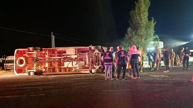 Minibüs ile kamyonun çarpıştığı kazada 13 kişi yaralandı