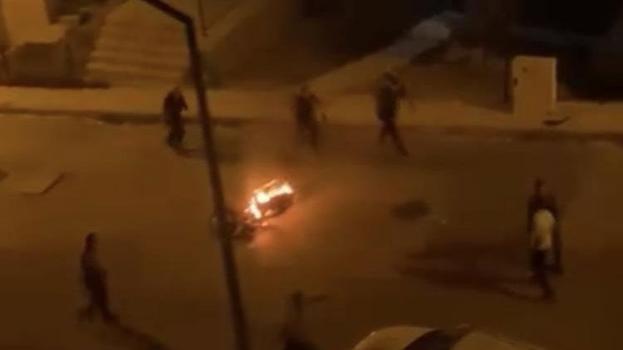 Sokak ortasında motosikletini ateşe verdi bağırıp çağırdı