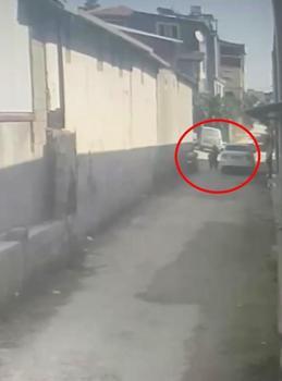Depremzede vatandaşın hayatını polis kurtardı: Yere düşen 500 bin TL değerindeki altın kesesini alıp giden kadın kısa sürede yakalandı!