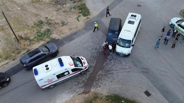 Okul servisi ile hafif ticari araç çarpıştı 5'i öğrenci 6 kişi yaralandı
