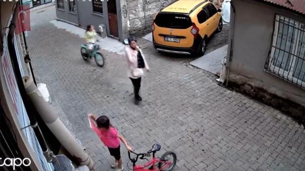 Yerde bulduğu bayrağı öpüp başına komuştu! Minik Nehir’e Vali Koç’tan anlamlı ödül