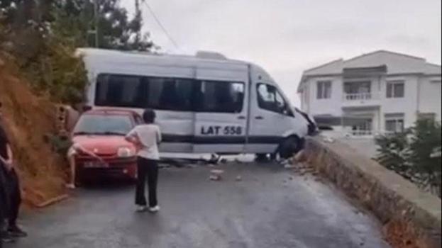 Okul servisi duvara çarptı şoför yaralandı