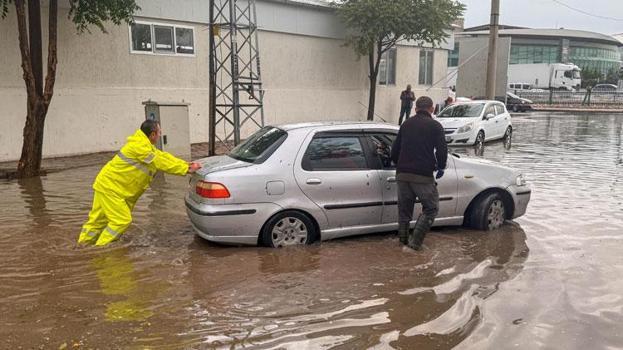Sağanak yağış Uşak'ta etkili oldu yollar kapandı