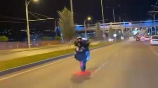 Motosikletle tehlikeli yolculuk kameraya yansıdı