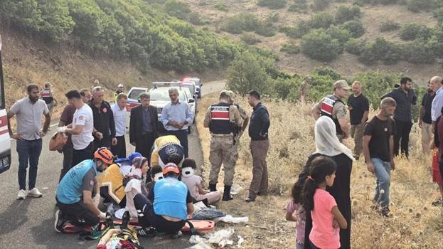 Minibüs şarampole devrildi 10 kişi yaralandı