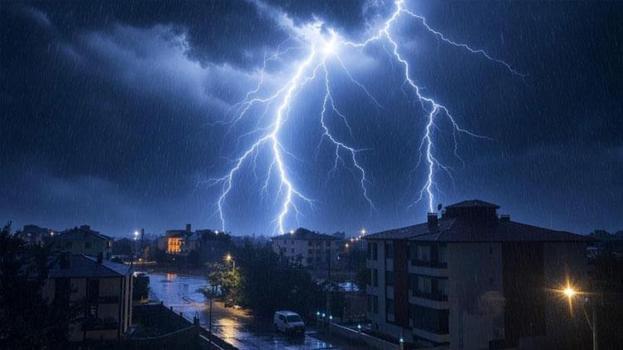Erzincan’da sağanak yağışla şimşekler geceyi aydınlattı