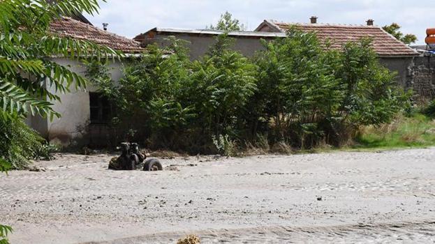 Yozgat'ta 2 saatlik sağanak yağış sonrası hayat durdu! Tarım arazileri, bahçeler ve evler zarar sular altında kaldı