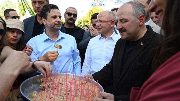 Mustafa Varank, vatandaşlara börek ikram ederken Özgür Özel'e cevap verdi