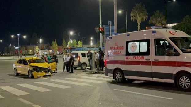 Kavşakta iki ticari taksi çarpıştı 2 kişi yaralandı