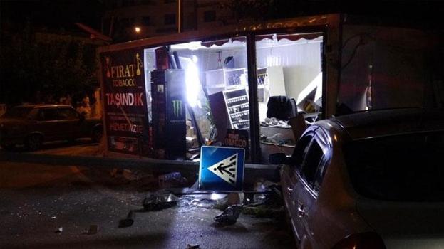 Kontrolden çıkan otomobil konteyner iş yerine girdi