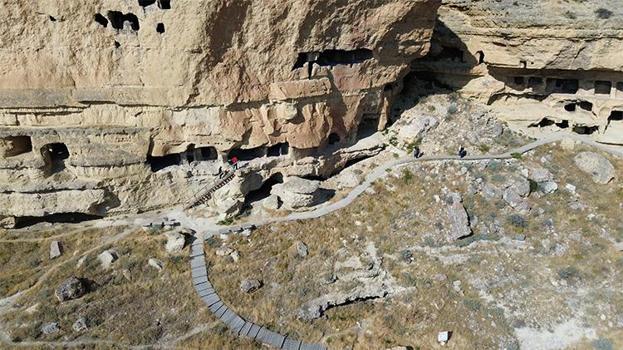 Yeryüzünün altında 5 katlı tarih! Karaman'daki Manazan Mağaraları büyülüyor