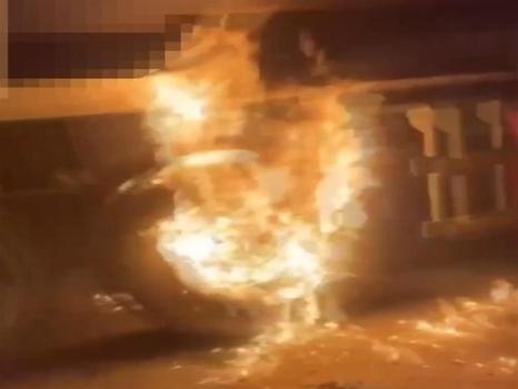 İstedikleri parayı vermeyince otomobilini yaktılar!