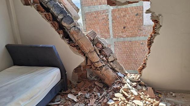 Zeytinburnu'nda kentsel dönüşüm sırasında korku dolu anlar: 5 dakika farkla kurtuldu
