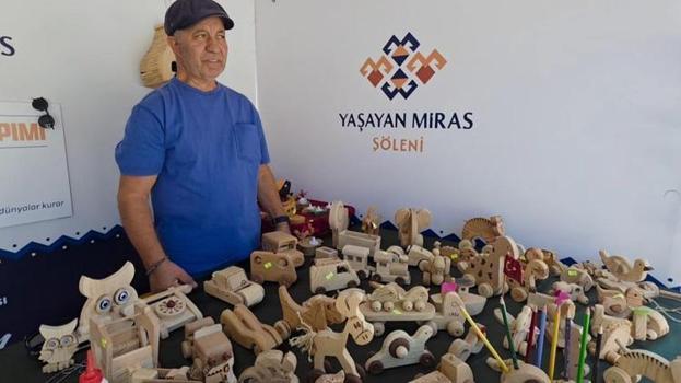 Ellerinde şekilleniyor, nesilden nesile aktarılıyor! Kütahya’da görenler hayran kalıyor