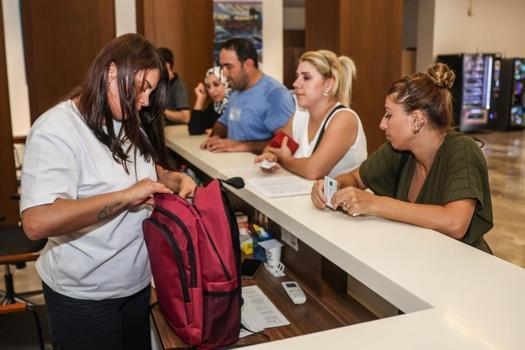 Mersin'de başvuran öğrencilere kırtasiye desteği veriliyor