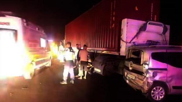 TIR, kamyonet, çekici ve iki otomobilin karıştığı zincirleme kazada 4 kişi yaralandı