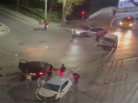 Sultangazi'de 3 araç birbirine girdi: 5 yaralı