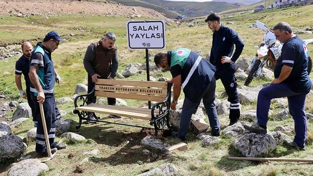 Muhammed Salah oturdu, turistler akın etti! Trabzon’da bu taş şimdi fenomen: Yanına bank yerleştirildi