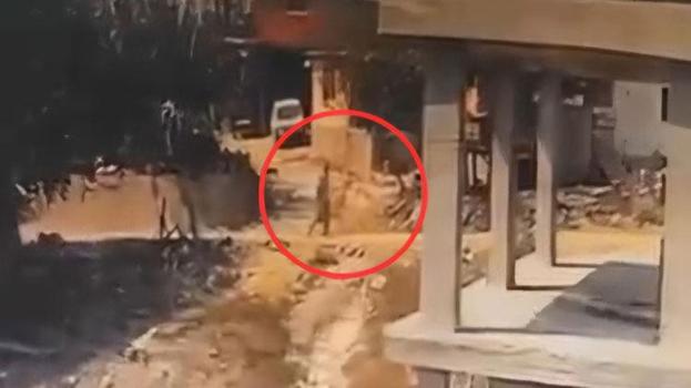 İnşaattaki köpeğe sopayla şiddet uyguladı; o anlar kamerada