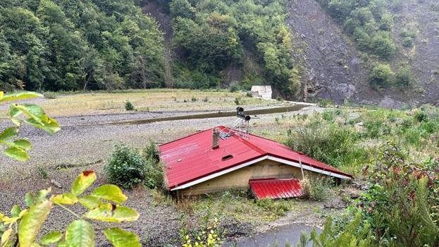 Kastamonu'da görenleri hayrete düşüren manzara! Toprağa gömülen evin sadece çatısı gözüküyor