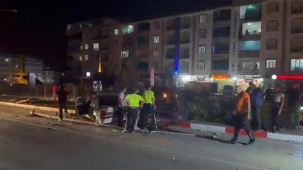 Köpeğe çarpan araç refüje çıktı 2 kişi yaralandı