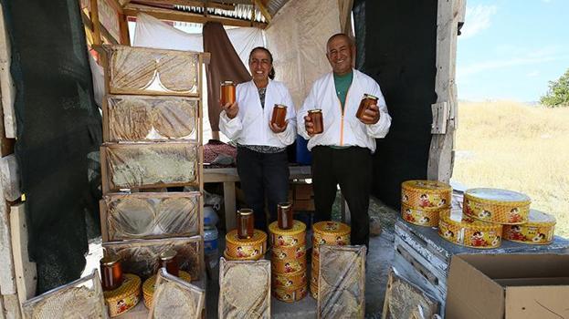 Muşlu çift evlendikleri yıl 30 kovanla başladı: 40 yılda 600 kovana ulaştılar