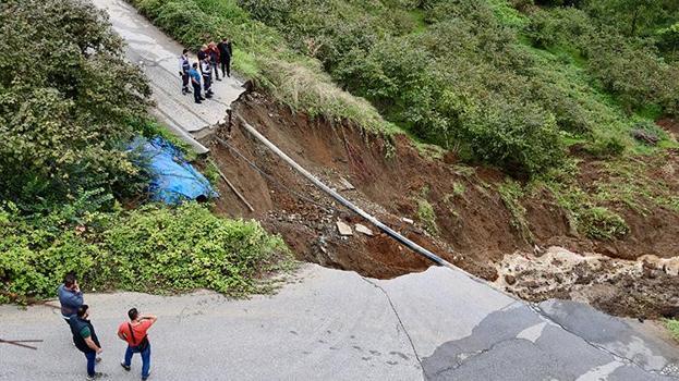 Trabzon'da heyelan dehşeti: Toprak kaymasıyla çöken yola otomobil devrildi!